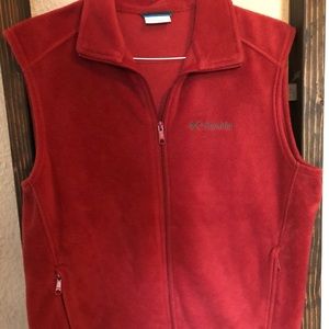 Men’s medium fleece Columbia vest - dark red